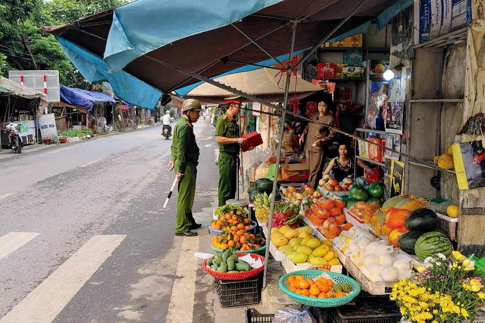 Công an xã Tuệ Tĩnh tuyên truyền, ký cam kết bảo đảm trật tự an toàn giao thông, trật tự công cộng và trật tự đường hè